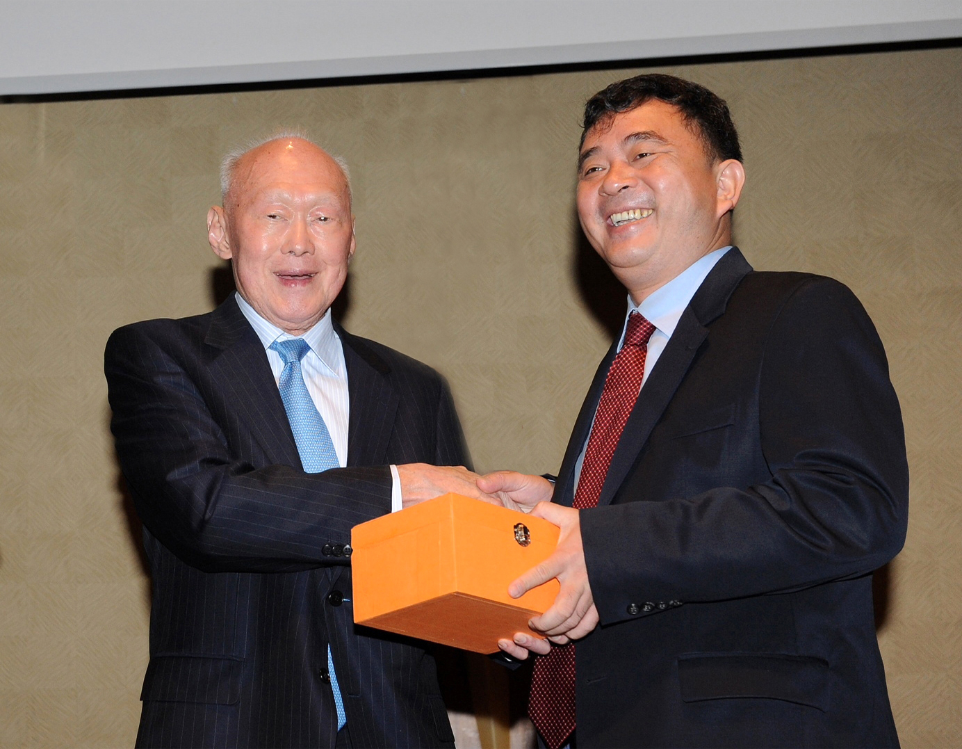 李光耀与博士 首页- 南宫NG28国际集团官方网站